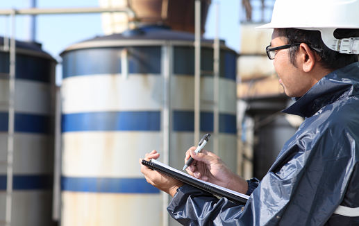 Concept - Chemical plant inspection517 © ndoeljindoel stock.adobe.com