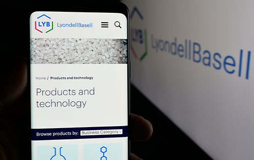 Companies - Smartphone showing LyondellBasell website page - © Timon stock.adobe.com