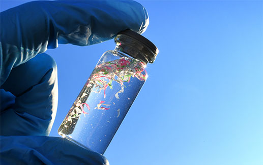 Pollution - collecting water samples contaminated with microplastics © MargJohnsonVA stock.adobe.com