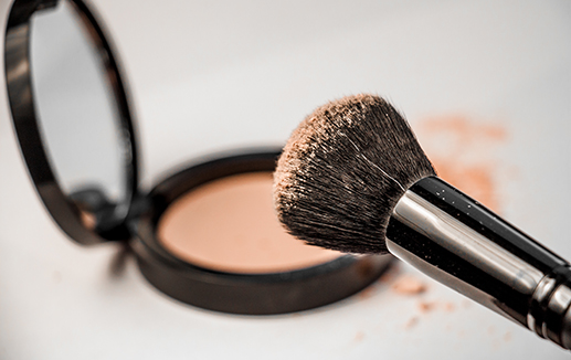 General - cosmetics with talc - © Дмитрий Ильченко @ stock.adobe.com