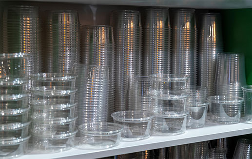 Packaging - Clear plastic containers on a shelf - © Sergey stock.adobe.com