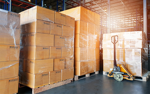 Packaging - pallets in a warehouse © Siwakorn1933 stock.adobe.com