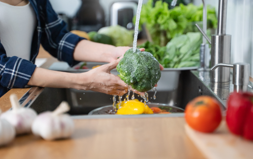 General - rinsing vegetables under tap ©Pormezz stock.adobe.com