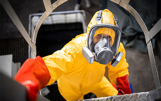 Safety - worker in protective suit and gas mask © littlewolf1989 stock.adobe.com