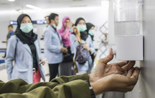Covid - Sanitiser Indonesia517©ANTARA FOTO/Galih Pradipta