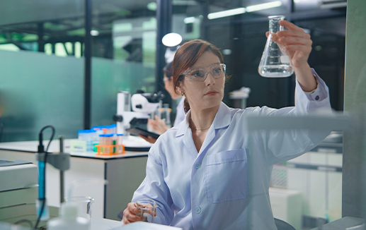 Science - technician conducting lab research © ijeab stock.adobe.com