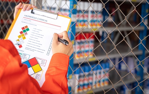 checking hazardous chemical material information form © Nattawit stock.adobe.com