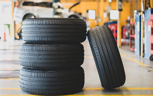 Products – tyres in garage © Tarokmew adobe stock.com